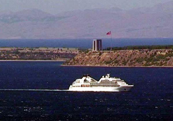 Ege Denizinde Gemiden Düşen Yolcu Aranıyor