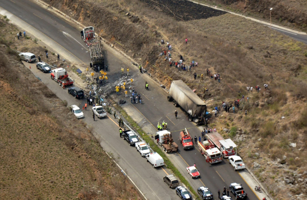 Meksika'da yolcu otobüsü ile TIR çarpıştı: 21 ölü, 30 yaralı