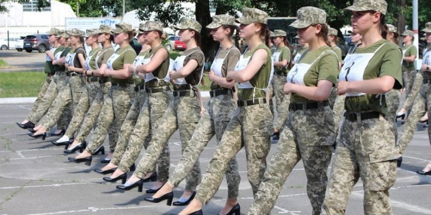 Askerlere giydirilen topuklu ayakkabılar ülkede kriz çıkardı