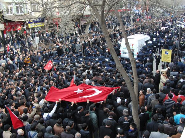 Şehit polisi 10 bin kişi uğurladı