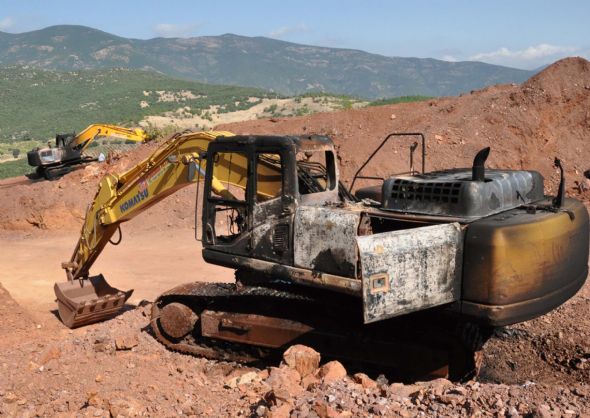 PKK iş makinelerini yaktı 3