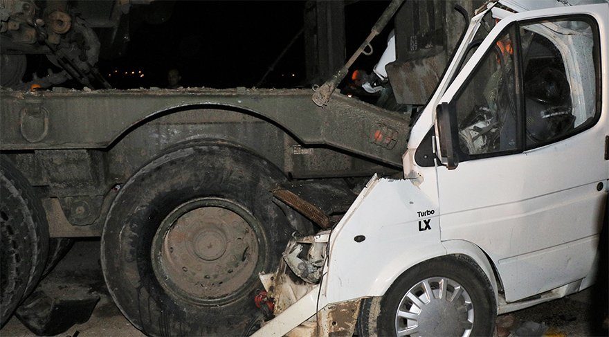 Askeri araçla minibüs çarpıştı: 4 ölü, 10 yaralı