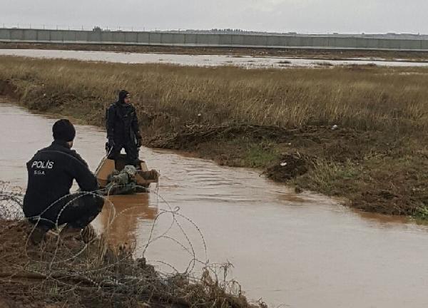 Akçakale'de zırhlı araç sele kapıldı: 2 asker kayıp