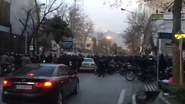 Tansiyon yükseldi! İran’ı karıştıran gözaltı… 5 polis öldürüldü