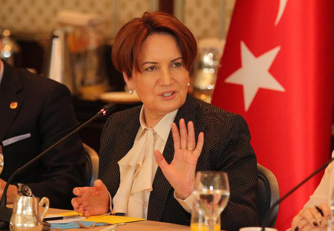 Meral Akşener'den Bahçeli'ye sert sözler: Eylemsiz doçent, sarayın memuru