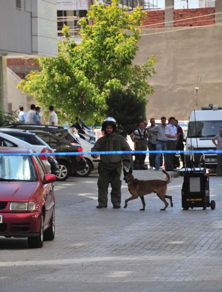 İzmirde Adliye Sarayında bomba paniği