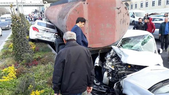 Başakşehir'de tanker kaydı, 12 araç zarar gördü, cadde savaş alanına döndü
