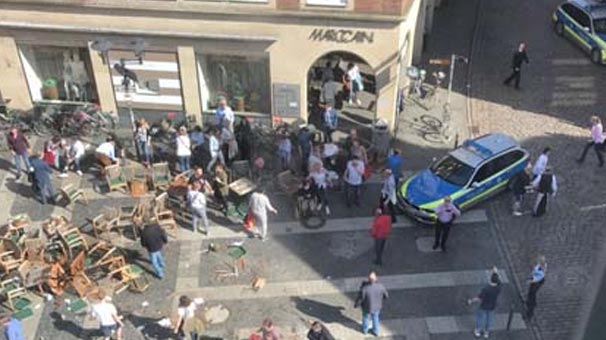 Almanya'nın Münster kentinde bir araç kalabalığa daldı: 4 ölü