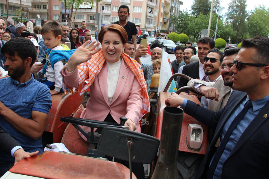 Meral Akşener Manisa’da büyük ilgi gördü