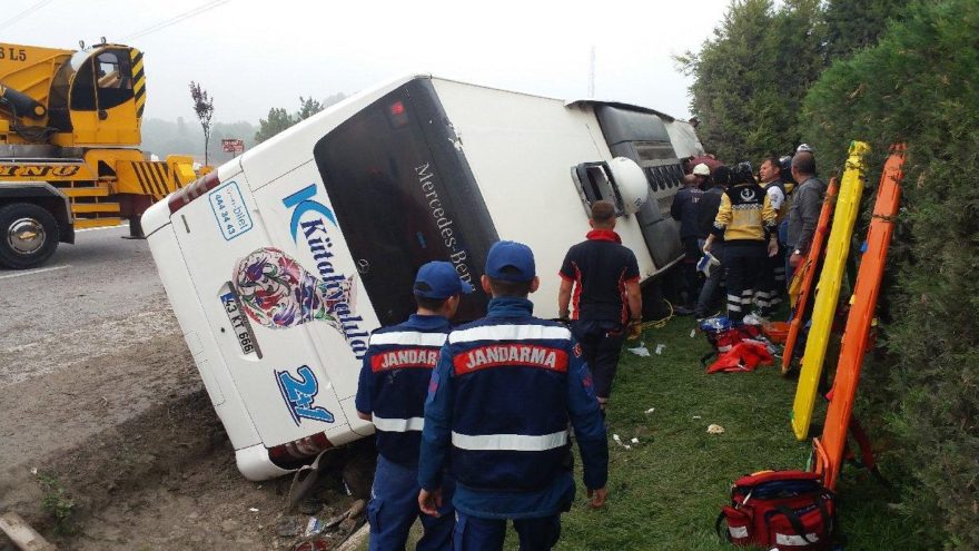 Kütahya'da yolcu otobüsü devrildi: Ölü ve yaralılar var