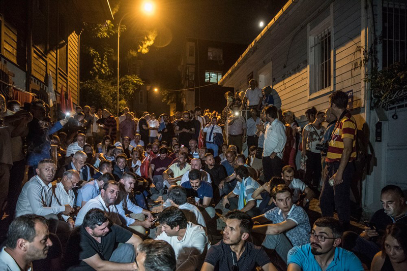 Meral Akşener’in evinin önünde gece nöbeti!