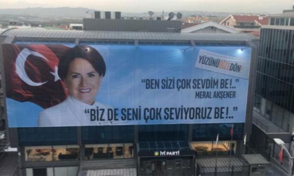 Akşener'e 'afişli' çağrı: "Biz de seni çok seviyoruz be!"