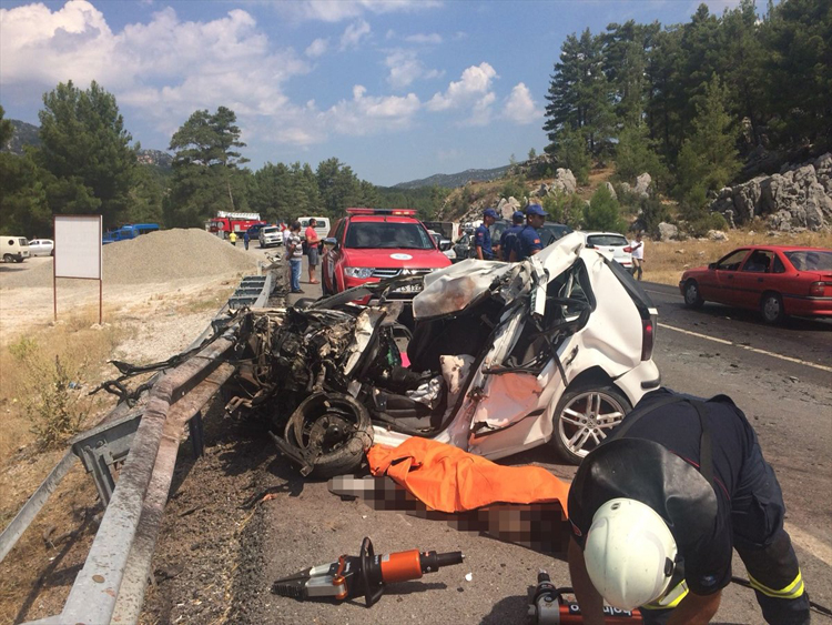 Antalya'da feci kaza: 2 ölü, çok sayıda yaralı