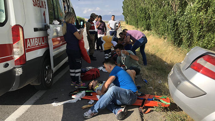 Erzincan'da feci kaza: 2 ölü, 3 yaralı