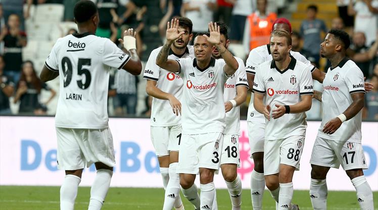 Larin coştu, Kartal Vodafone Park'ta şov yaptı!