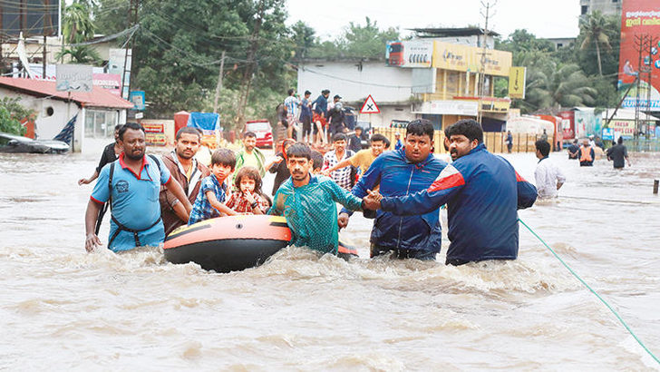 Hindistan'da büyük felaket! Yaşanan sel sonrası 324 kişi hayatını kaybetti!
