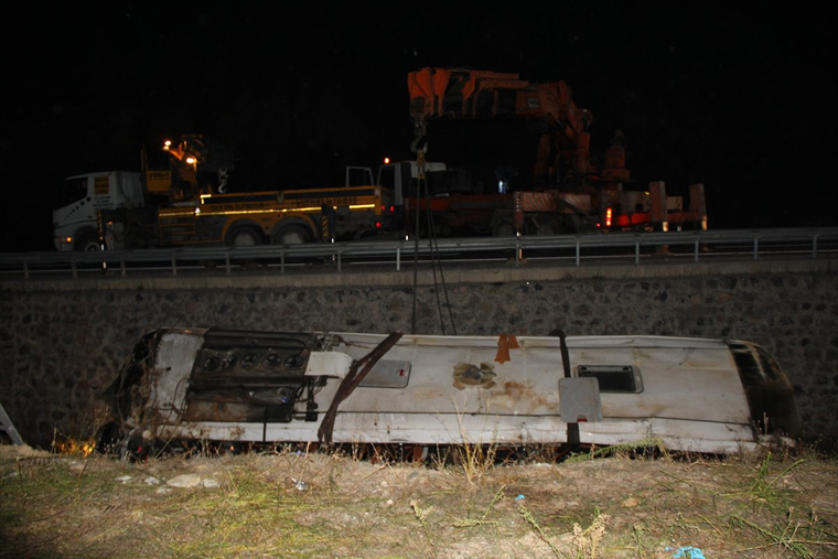 Afyonkarahisar’da yolcu otobüsü devrildi: 7 ölü, 28 yaralı
