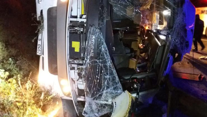 Kocaeli TEM’de servis midibüsü devrildi: 1 ölü 18 yaralı