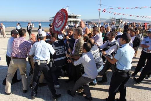 Atatürk heykeline çelenk koymak dünyanın sonu mu