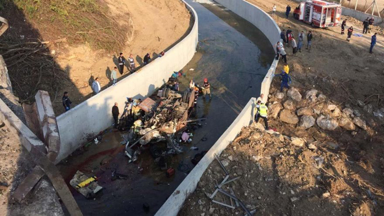 İzmir'de feci kaza! 22 ölü ve yaralılar var