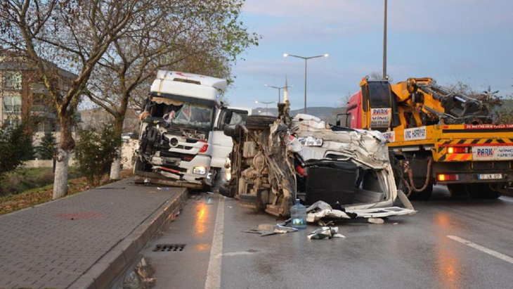 Çanakkale'de feci kaza: 4 ölü, 16 yaralı