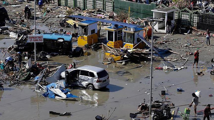 Endonezya'yı tsunami vurdu! Ölü sayısı artıyor!