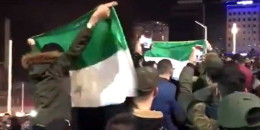 Suriyeliler, Taksim Meydanı’nda bayrak açıp slogan attı