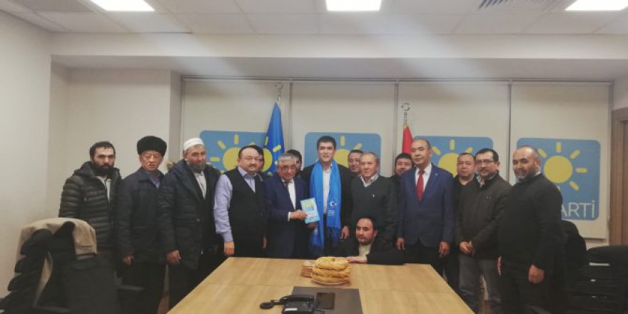 Serbest bırakılan Uygur Türklerinden İYİ Parti'ye teşekkür ziyareti
