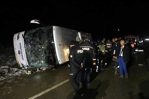Amasya’da otobüs devrildi! Ölü ve yaralılar var