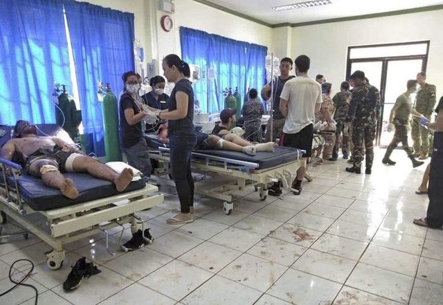 Filipinler'de kiliseye bombalı saldırı! 19 ölü, 48 yaralı