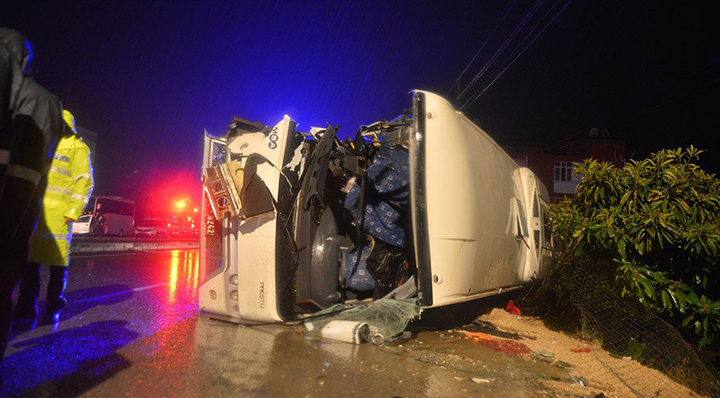 Adana'da feci kaza! 3 ölü, 13 yaralı