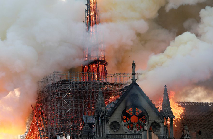 Paris’te Notre Dame Katedrali’nde yangın!