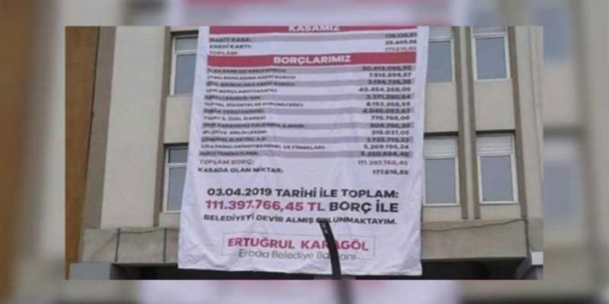 MHP'li başkan AKP'li başkandan kalan borcu belediye binasına astırdı!