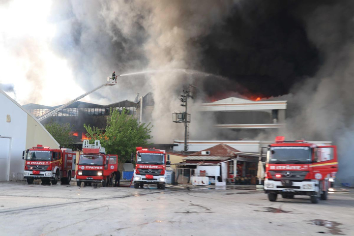 Denizli'de dev fabrikada yangın