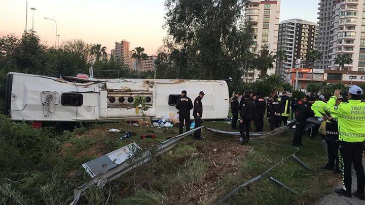 Adana'da yolcu otobüsü şarampole devrildi: 2 ölü, 22 yaralı