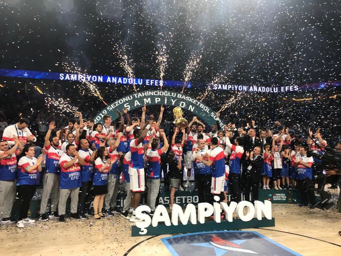 Şampiyon Anadolu Efes