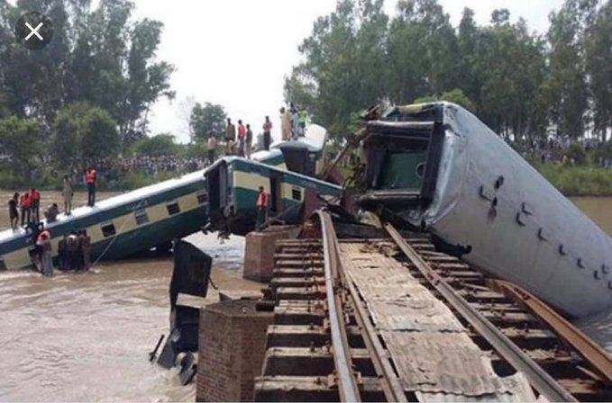 Bangladeş'te yolcu treni nehre düştü: 7 ölü, çok sayıda yaralı