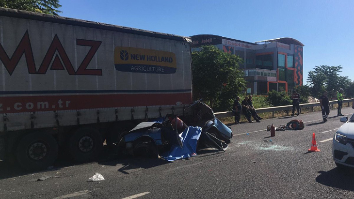 Otomobil TIR’a arkadan çarptı: 3 kişi hayatını kaybetti
