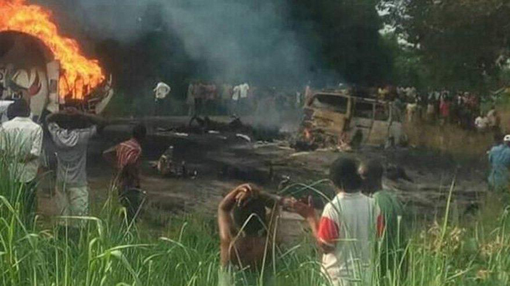Nijerya'da petrol tankeri patladı: En az 50 ölü var