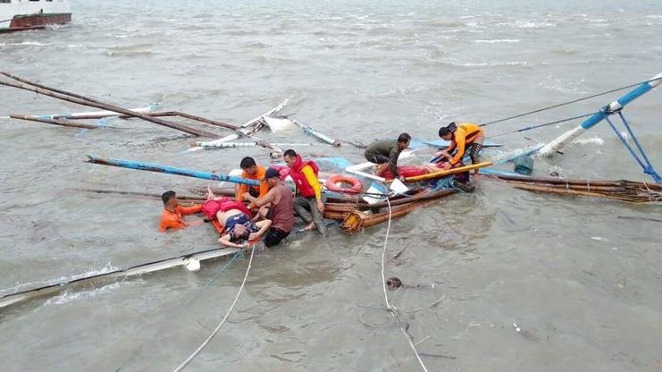 Filipinler'de 3 yolcu teknesi battı! 31 ölü, 4 kayıp