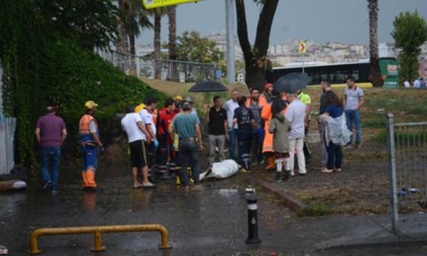 İstanbul'da yağmura teslim: 1 kişi öldü, yollar çöktü