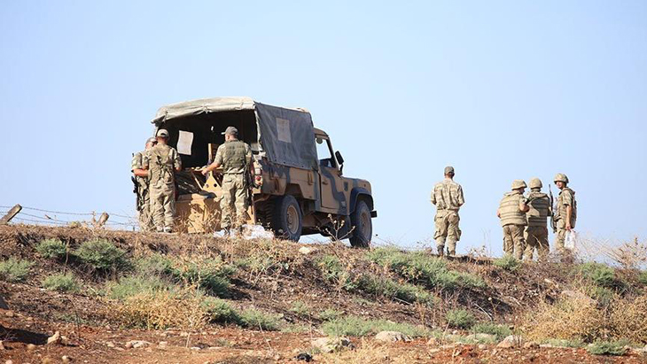 Göçmenleri taşıyan askeri araç devrildi: 6 ölü 27 yaralı
