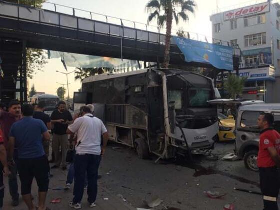 Adana'da polis otobüsüne bombalı saldırı