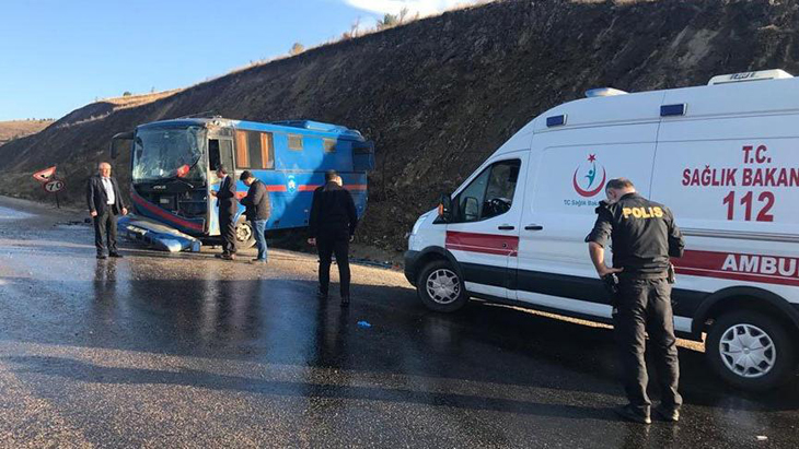 Sivas'ta mahkum taşıyan araç devrildi: 9 Yaralı