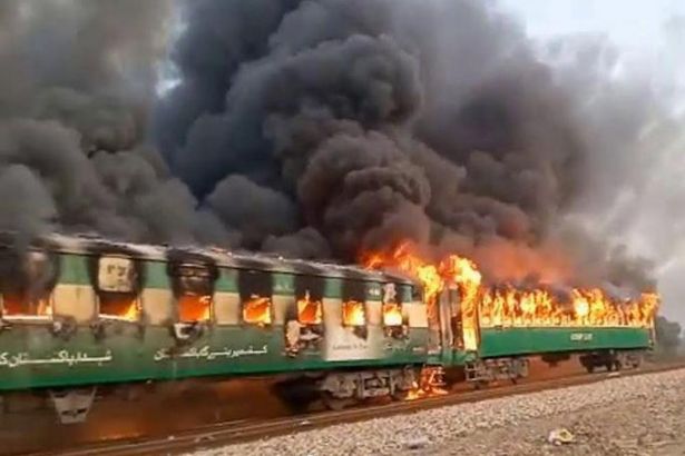 Pakistan'da tren yangını faciası! Çok sayıda ölü var