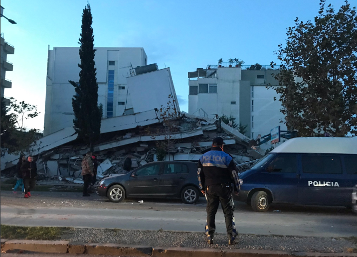 Arnavutluk'ta 6.4 büyüklüğünde deprem! Türkler'in kaldığı otel çöktü!