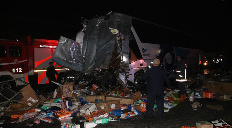 Düzce’de otobüs ile TIR çarpıştı: 2 Ölü ve 35 yaralı var