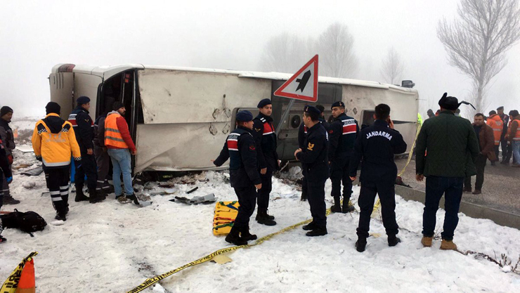 Isparta'da yolcu otobüsü devrildi! Çok sayıda yaralı var