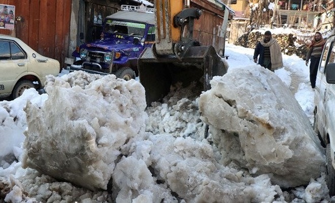Pakistan'da kar yağışı felakete dönüştü! 108 Ölü