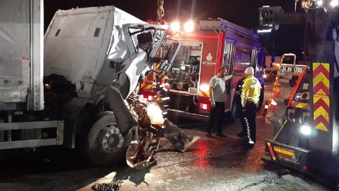 TEM'de iki kamyon çarpıştı: Bir ölü, bir yaralı